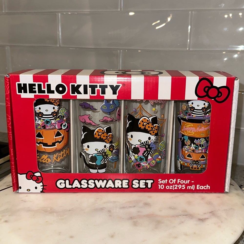 ✨NIB✨ Hello Kitty Sanrio Set of 4 Halloween 10 OZ Glasses Colorful Collection